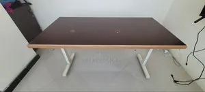 140 የቢሮ ጠረጴዛ (ከፍ ዝቅ የሚል ተነቃቃይ) Office Table