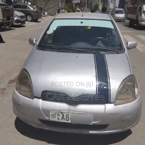 Toyota Vitz 2000 Silver
