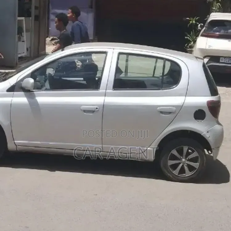 Toyota Vitz 2000 Silver
