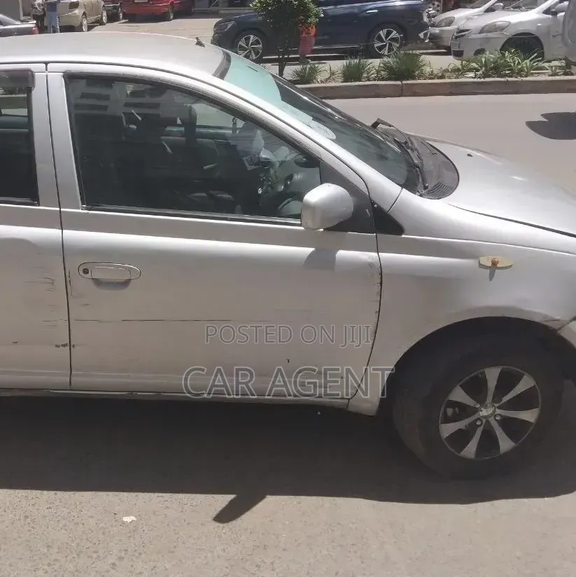 Toyota Vitz 2000 Silver