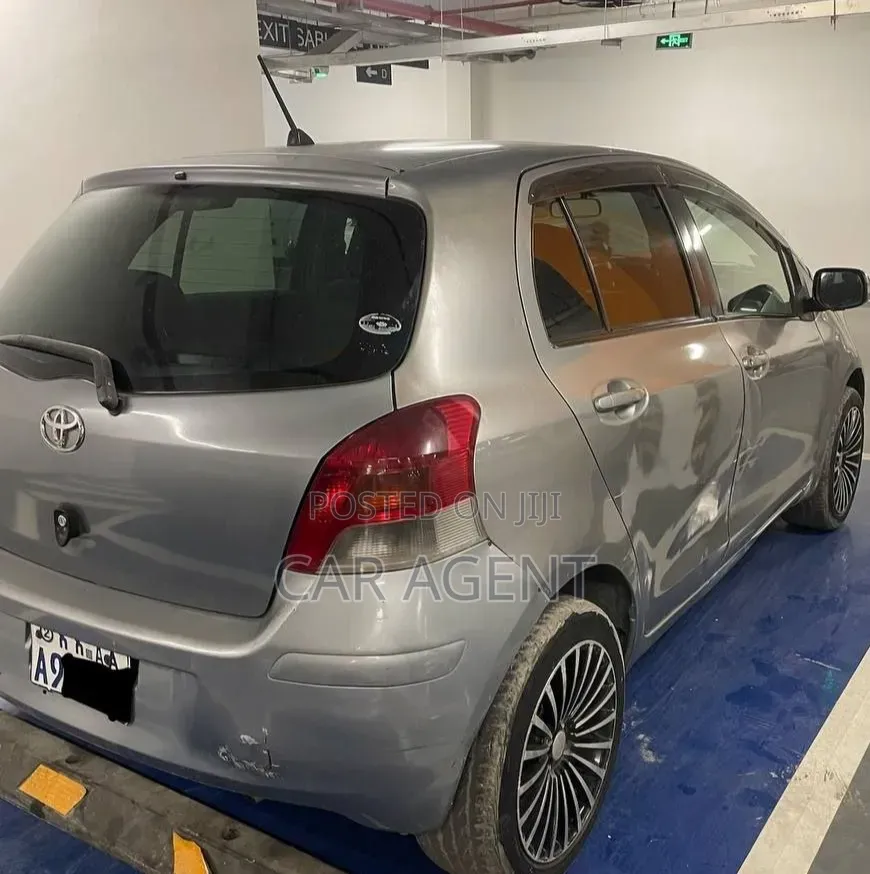 Toyota Vitz 2000 Silver