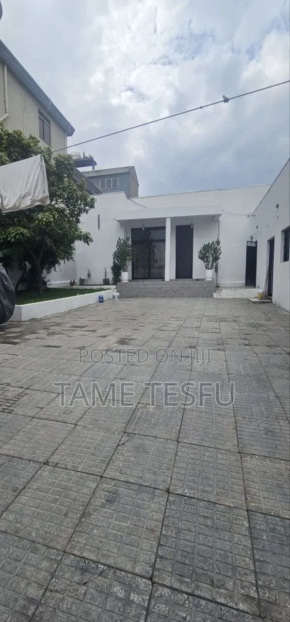 Furnished 8bdrm House in Cmc, Bole for sale