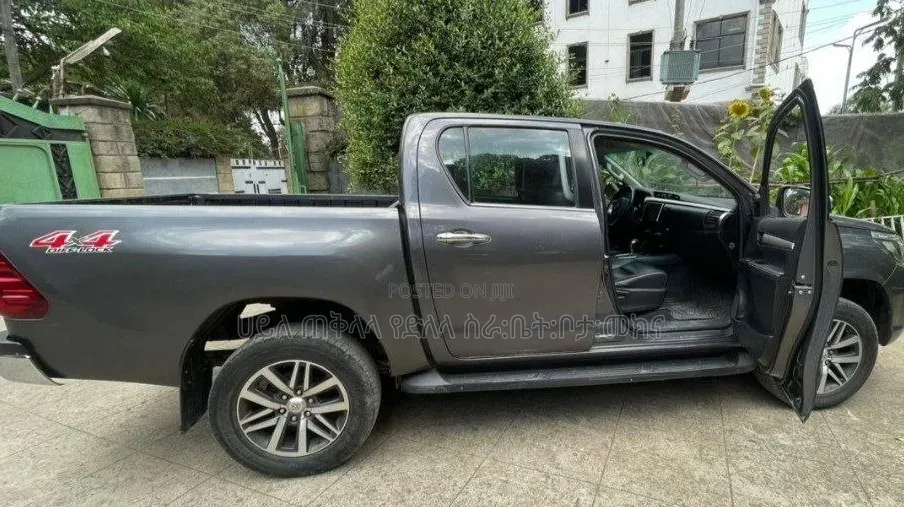 Toyota Hilux 2018 Maroon