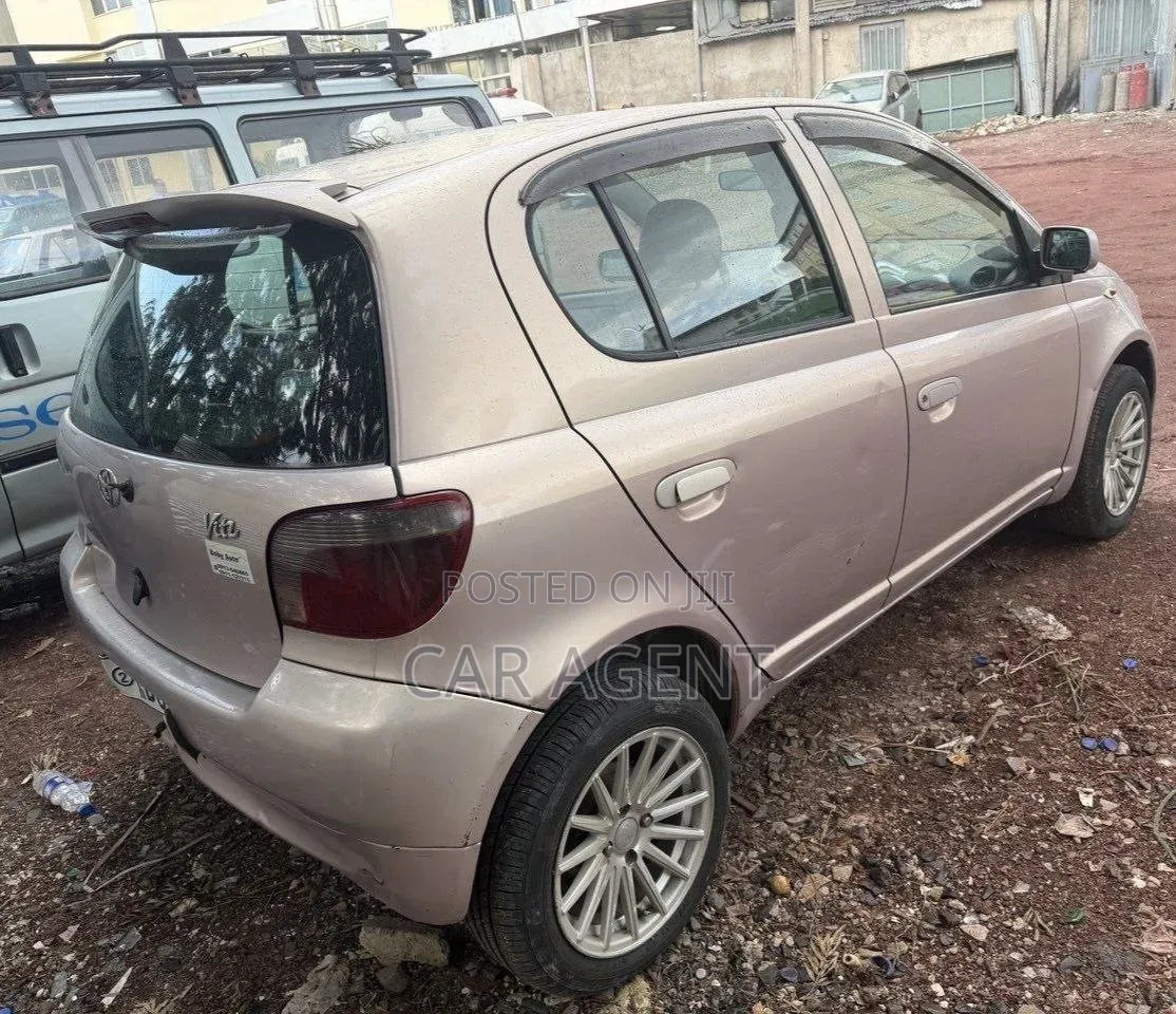 Toyota Vitz 2001 Silver