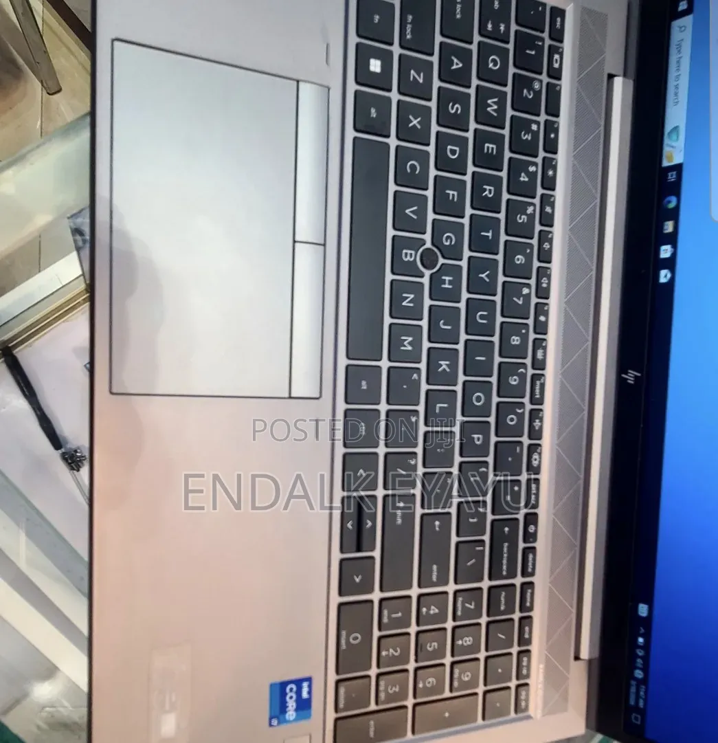 New Laptop HP ZBook Firefly G8 16GB Intel Core i7 SSD 512GB