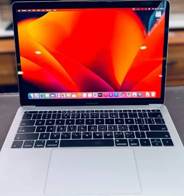 New Laptop Apple MacBook Pro 2017 8GB Intel Core i5 SSD 256GB
