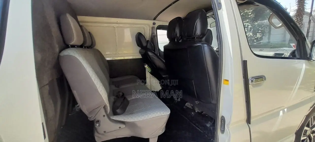 Toyota HiAce 2005 White