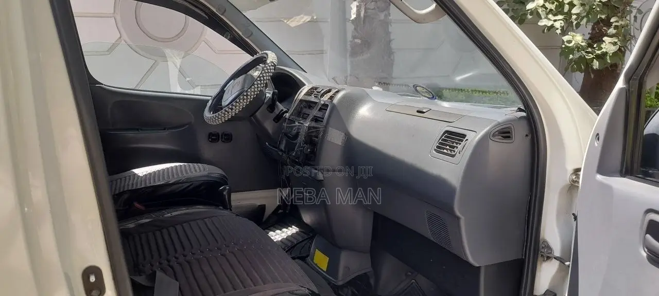 Toyota HiAce 2005 White