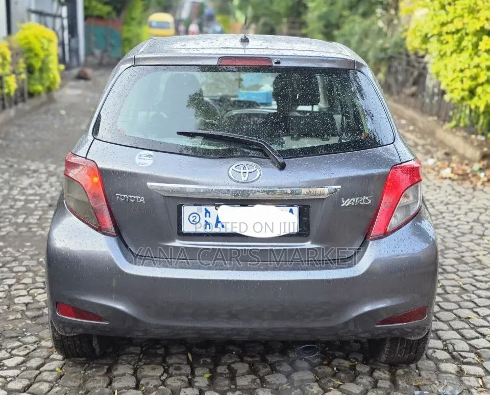 Toyota Yaris LE Hatchback 5dr 2012 Silver