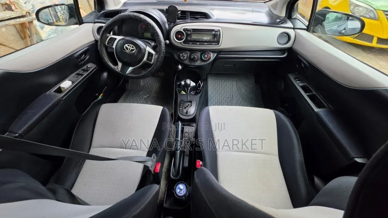 Toyota Yaris LE Hatchback 5dr 2012 Silver