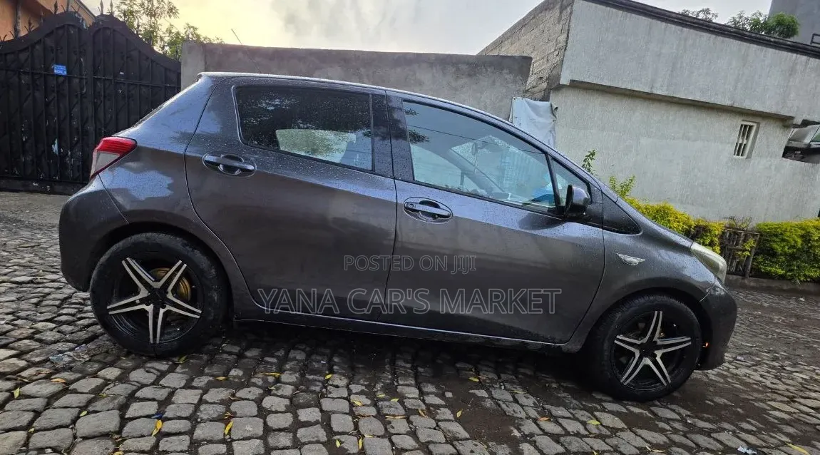 Toyota Yaris LE Hatchback 5dr 2012 Silver