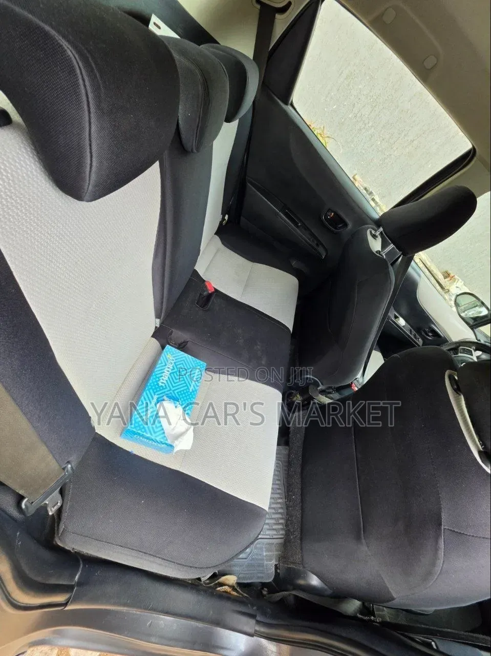 Toyota Yaris LE Hatchback 5dr 2012 Silver