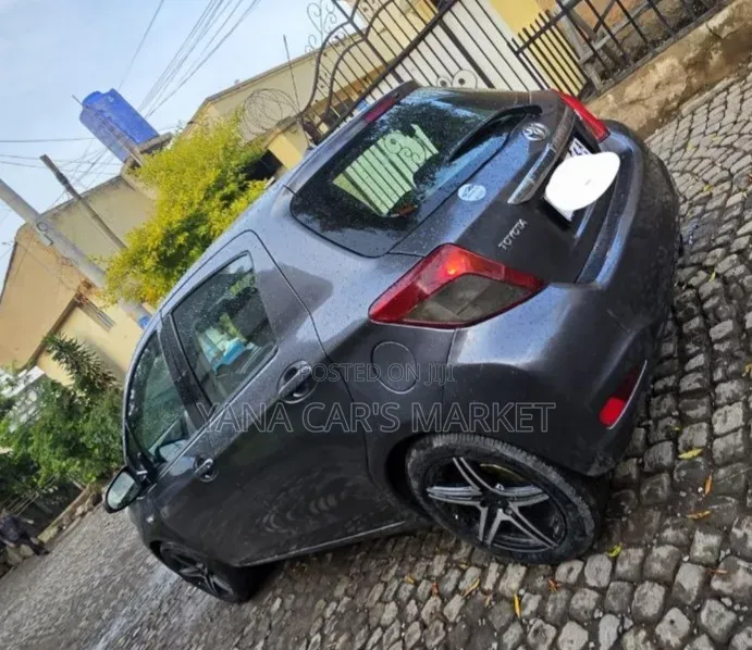 Toyota Yaris LE Hatchback 5dr 2012 Silver