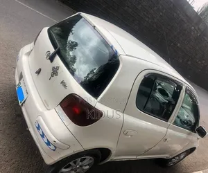 Toyota Vitz 2002 White