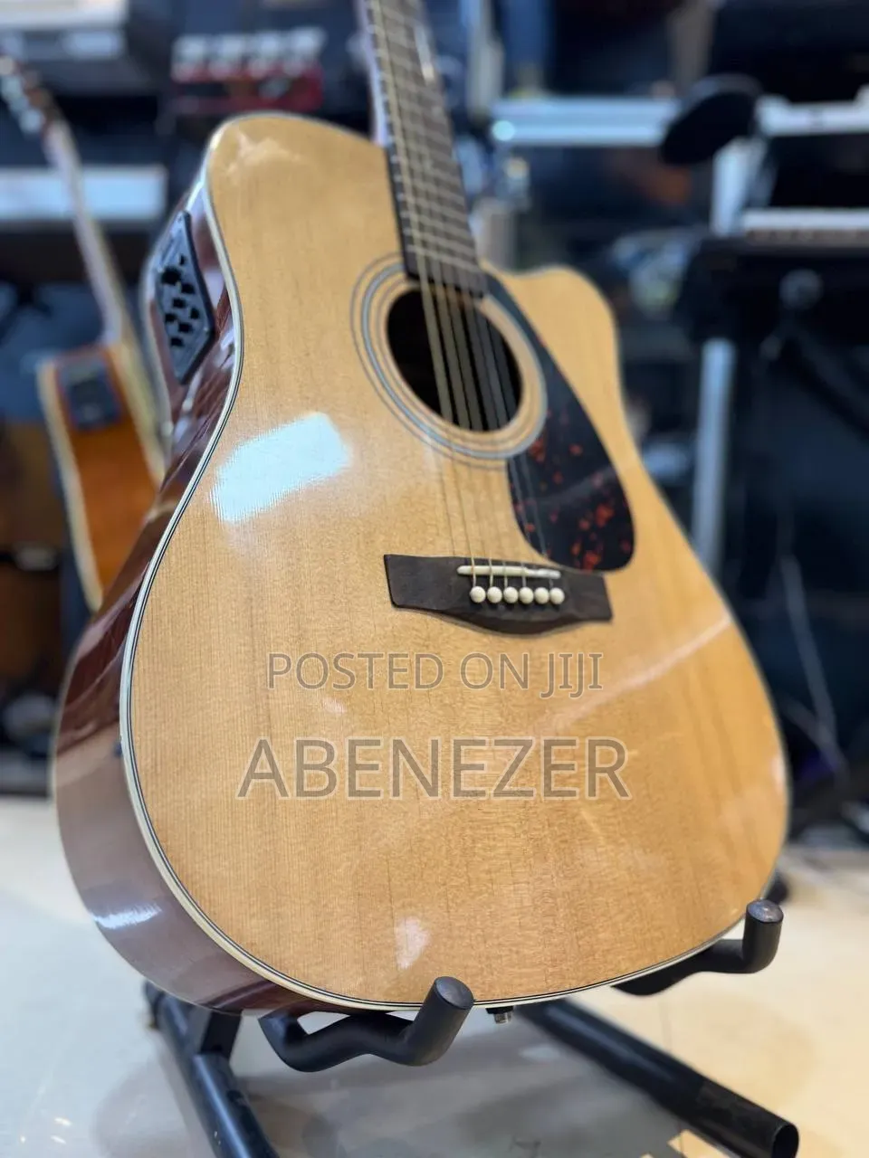 Yamaha F370 Guitar