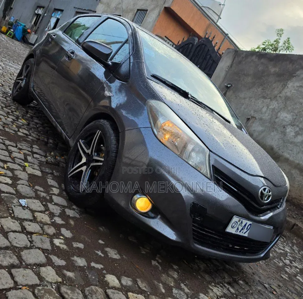Toyota Yaris 2011 Gray