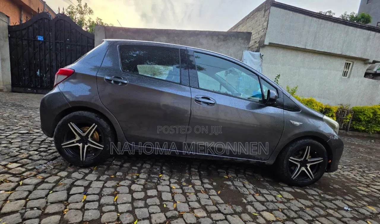 Toyota Yaris 2011 Gray