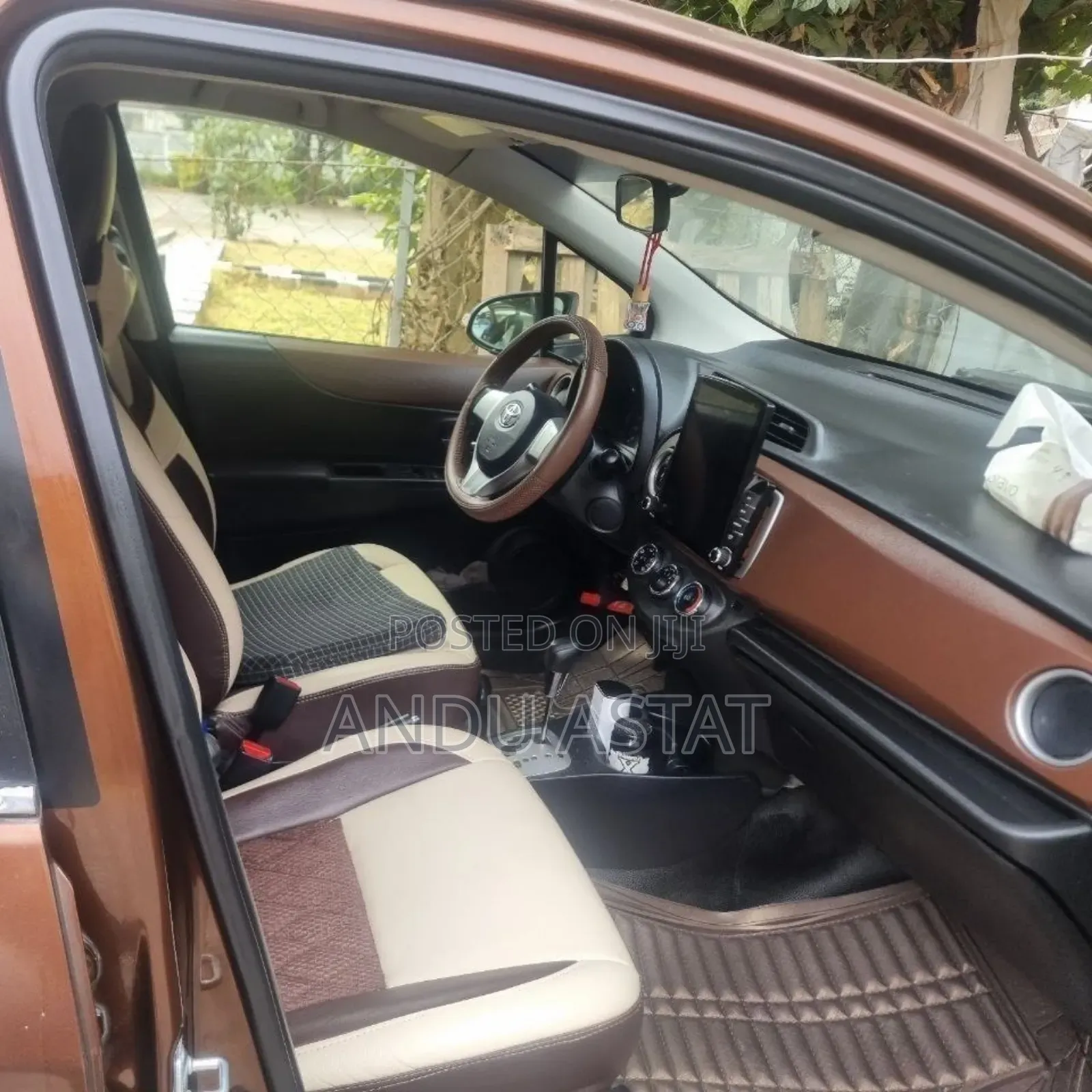 Toyota Yaris Base Hatchback 5dr 2011 Brown