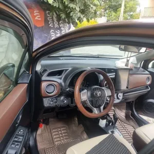 Toyota Yaris Base Hatchback 5dr 2011 Brown