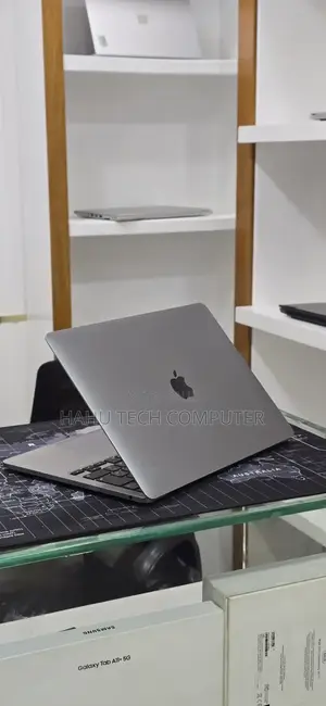 New Laptop Apple MacBook Pro 2020 8GB Intel Core i5 SSD 512GB