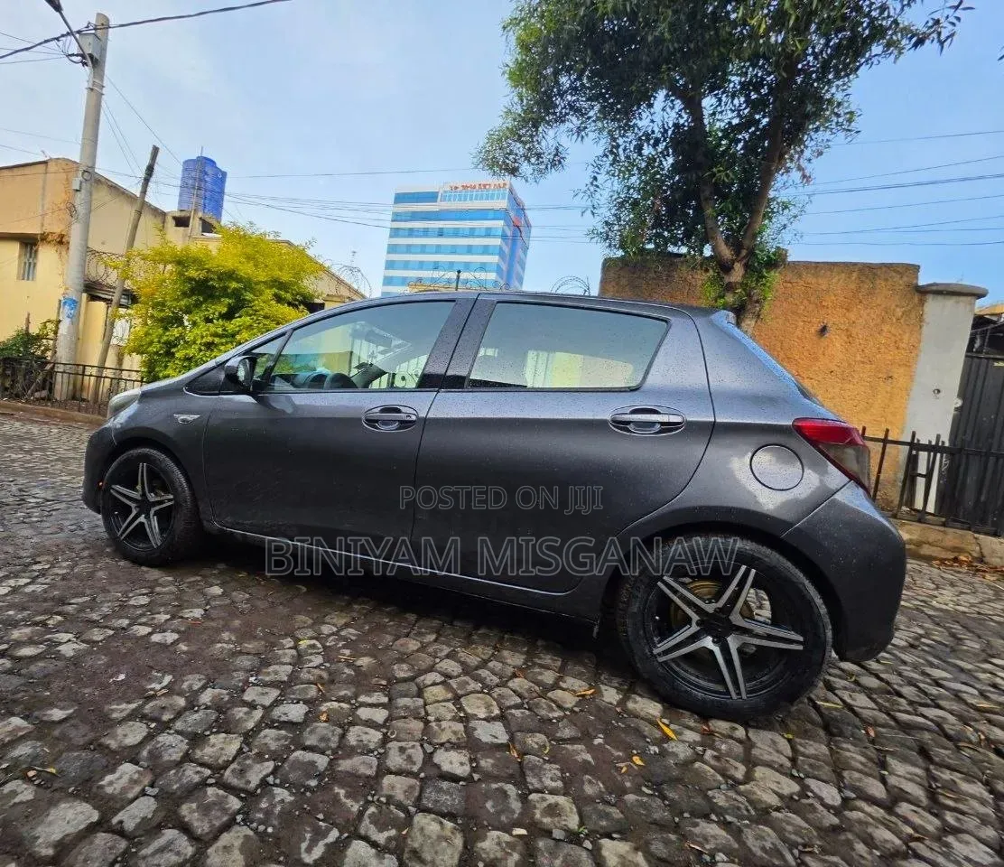 Toyota Yaris 2012 Gray