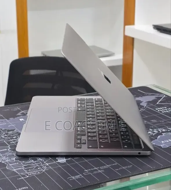 New Laptop Apple MacBook 8GB Intel Core i5 SSD 512GB