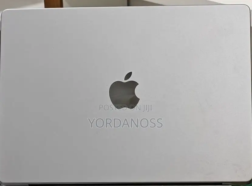 New Laptop Apple MacBook Pro 2024 M3 8GB Apple M3 Pro SSD 512GB