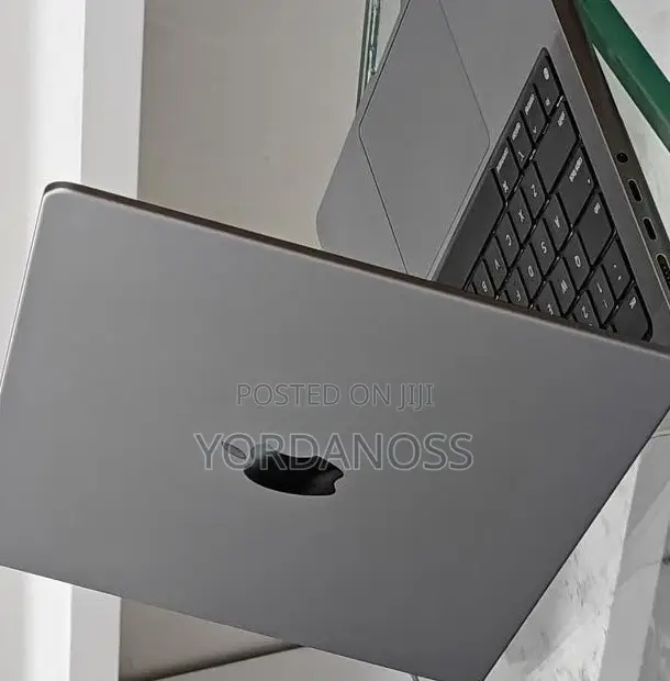 New Laptop Apple MacBook Pro 2024 M3 8GB Apple M3 Pro SSD 512GB