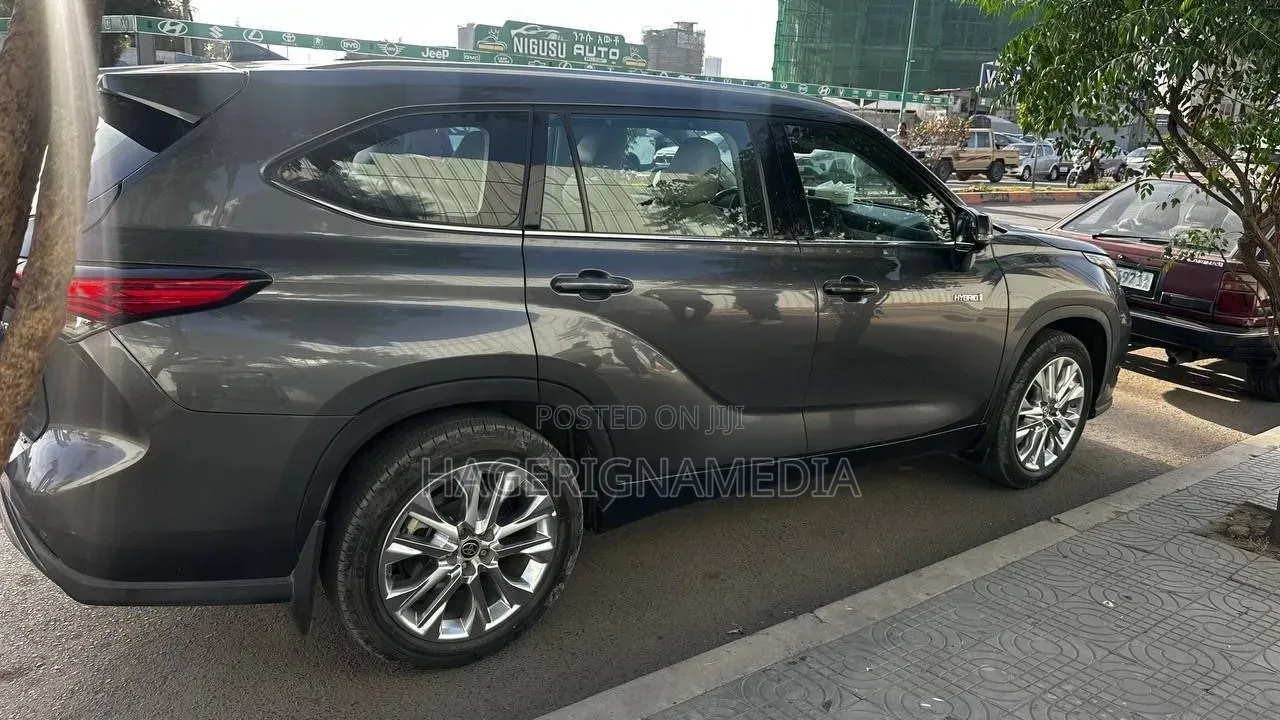 Toyota Highlander 2023 Gray