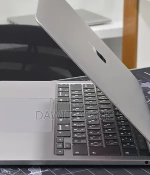 New Laptop Apple MacBook Pro 2020 8GB Intel Core i5 SSD 512GB