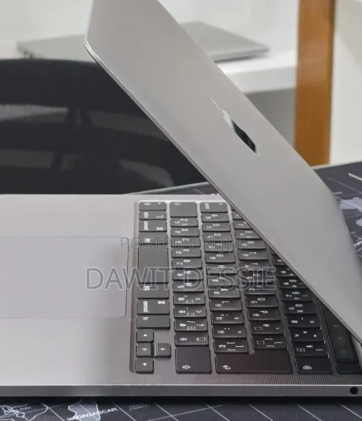 New Laptop Apple MacBook Pro 2020 8GB Intel Core i5 SSD 512GB