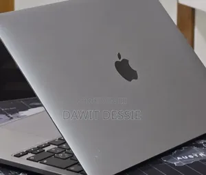 New Laptop Apple MacBook Pro 2020 8GB Intel Core i5 SSD 512GB
