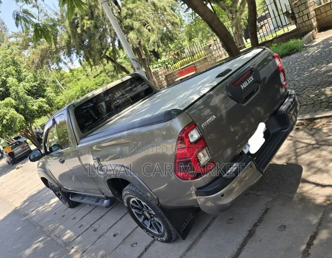 Toyota Hilux 2021 Gray