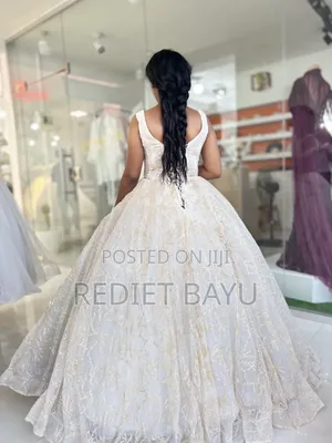 የሚሸጥ በመጠኑ ያገለገለ የሙሽራ ቀሚስ Used በጥሩ ሁኔታ ላይ ያለ