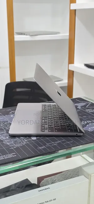 New Laptop Apple MacBook Pro 2020 8GB Intel Core i5 SSD 512GB