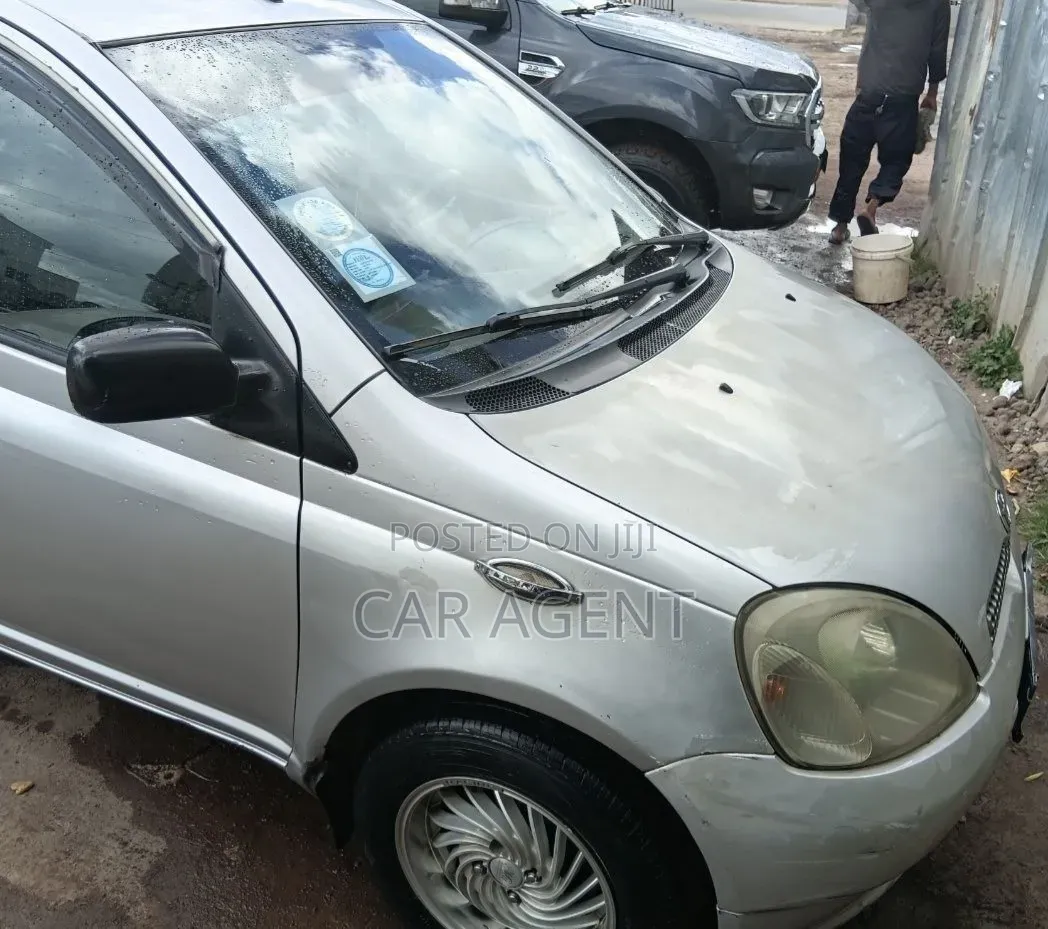 Toyota Vitz 2002 Silver