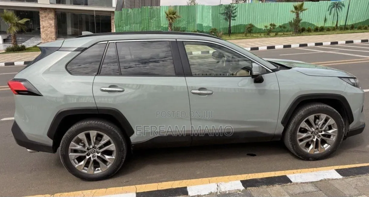 Toyota RAV4 2023 Gray