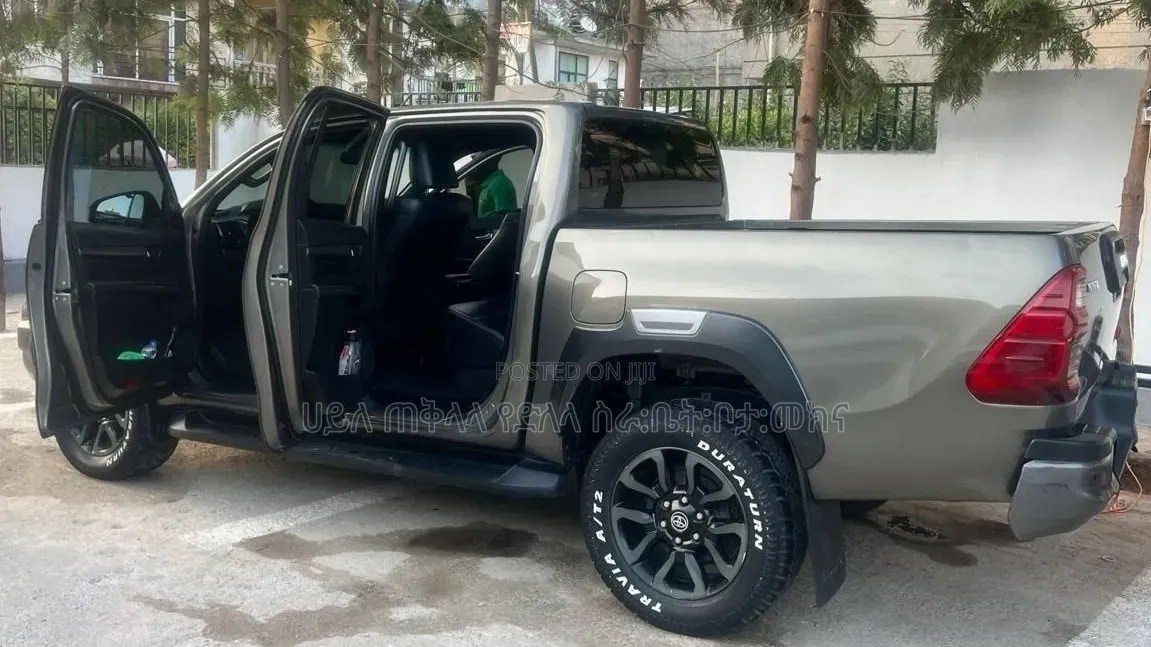 Toyota Hilux 2021 Pink
