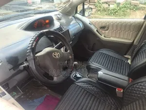 Toyota Yaris 2010 Silver