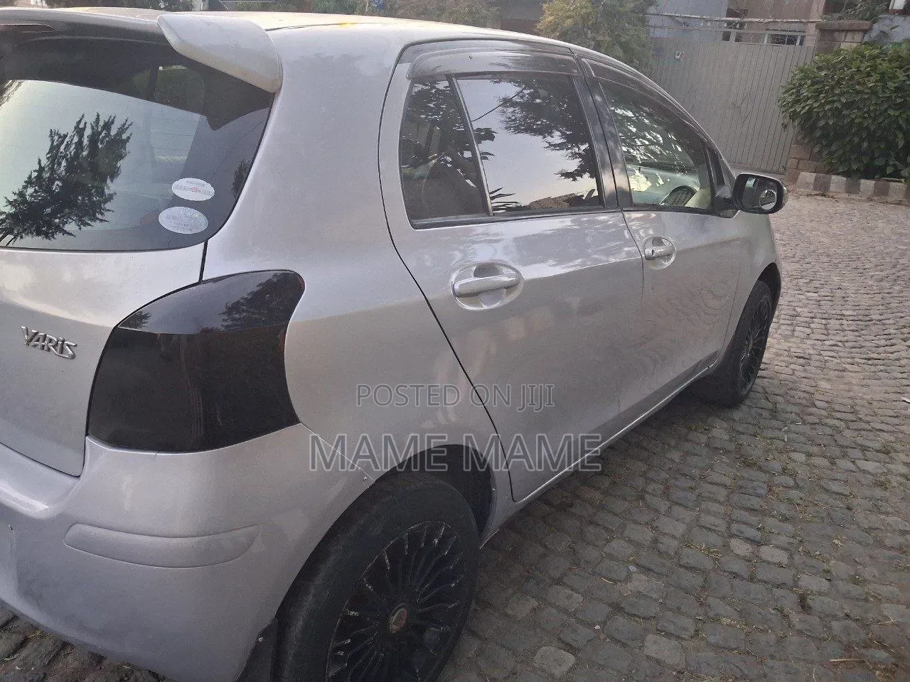 Toyota Yaris 2010 Silver