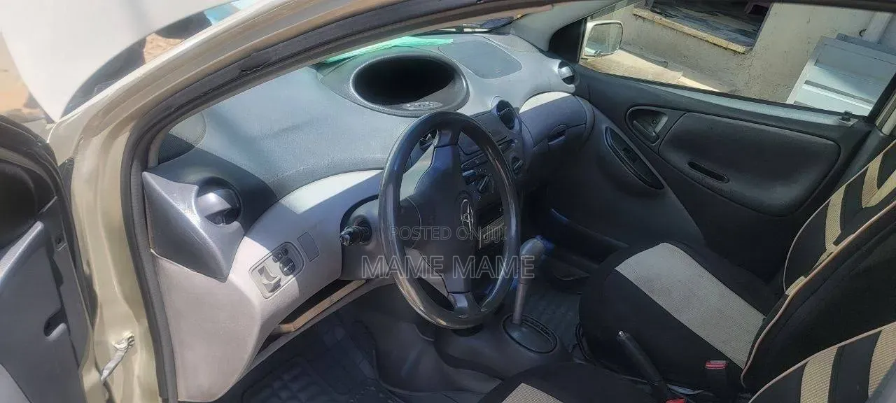 Toyota Vitz 2002 Silver