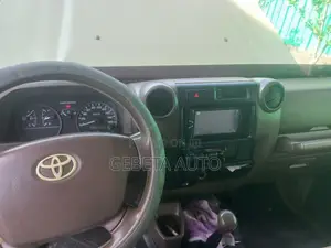 Toyota Land Cruiser 2011