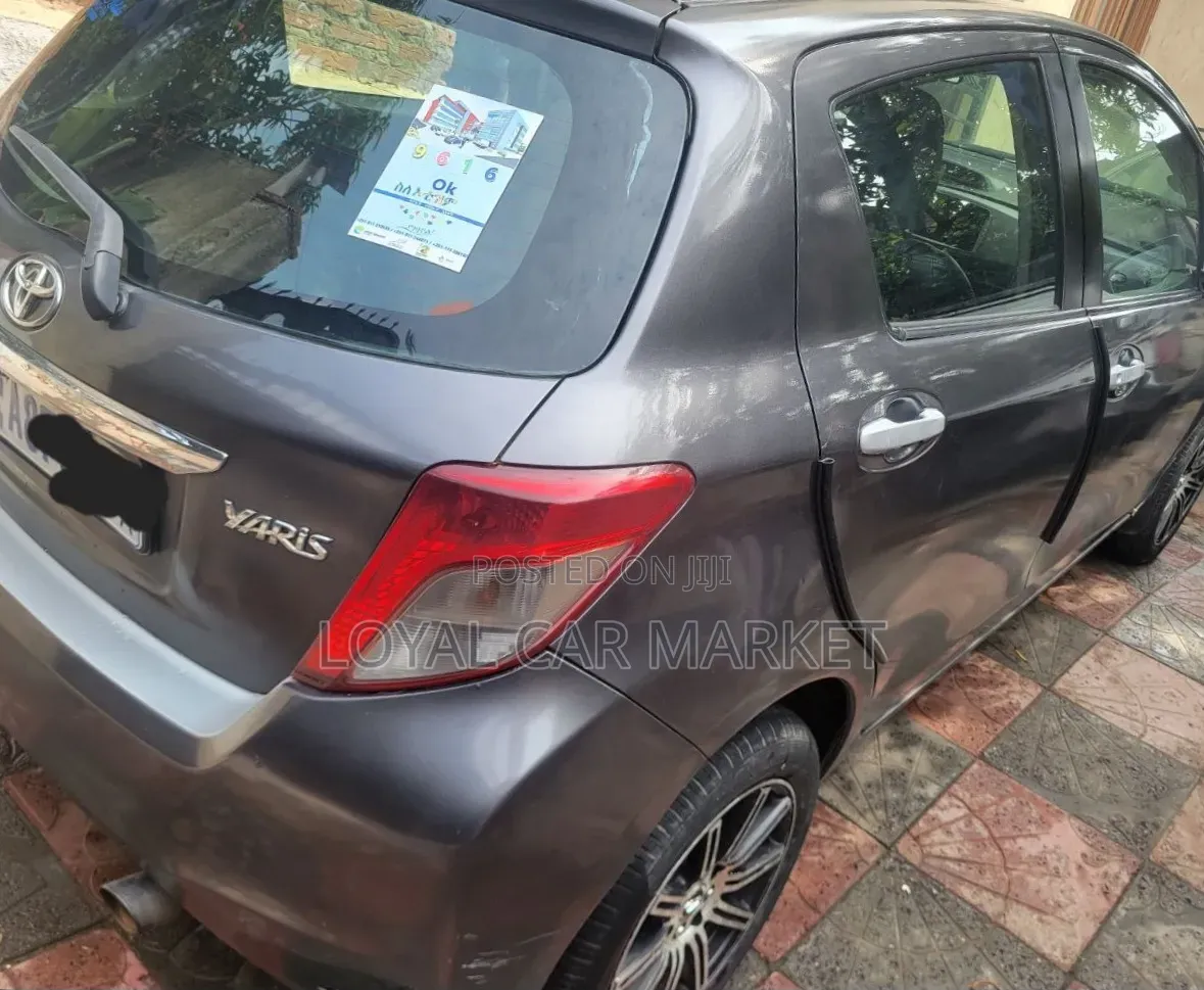 Toyota Yaris 2011 Gray