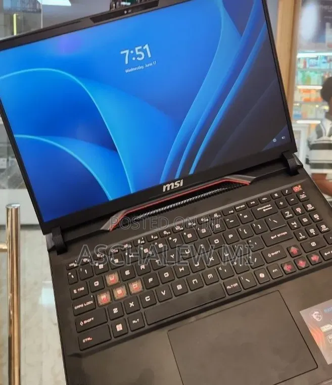 New Laptop MSI Raider 18 HX AI A2XW 16GB Intel Core i9 SSD 1T