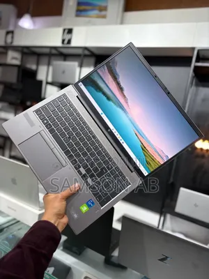 New Laptop HP ZBook Firefly G8 16GB Intel Core i7 SSD 512GB
