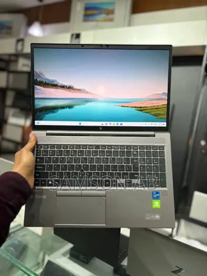 New Laptop HP ZBook Firefly G8 16GB Intel Core i7 SSD 512GB