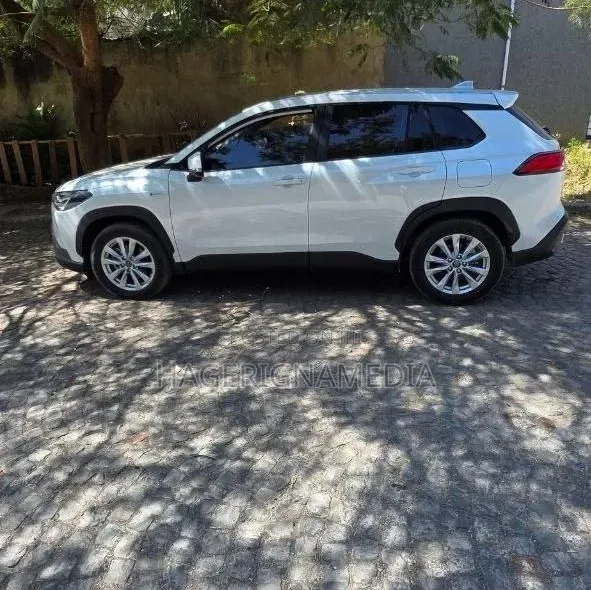 Toyota Corolla Cross Hybrid 2025 White