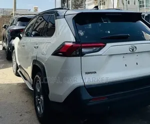 Toyota RAV4 2022 White