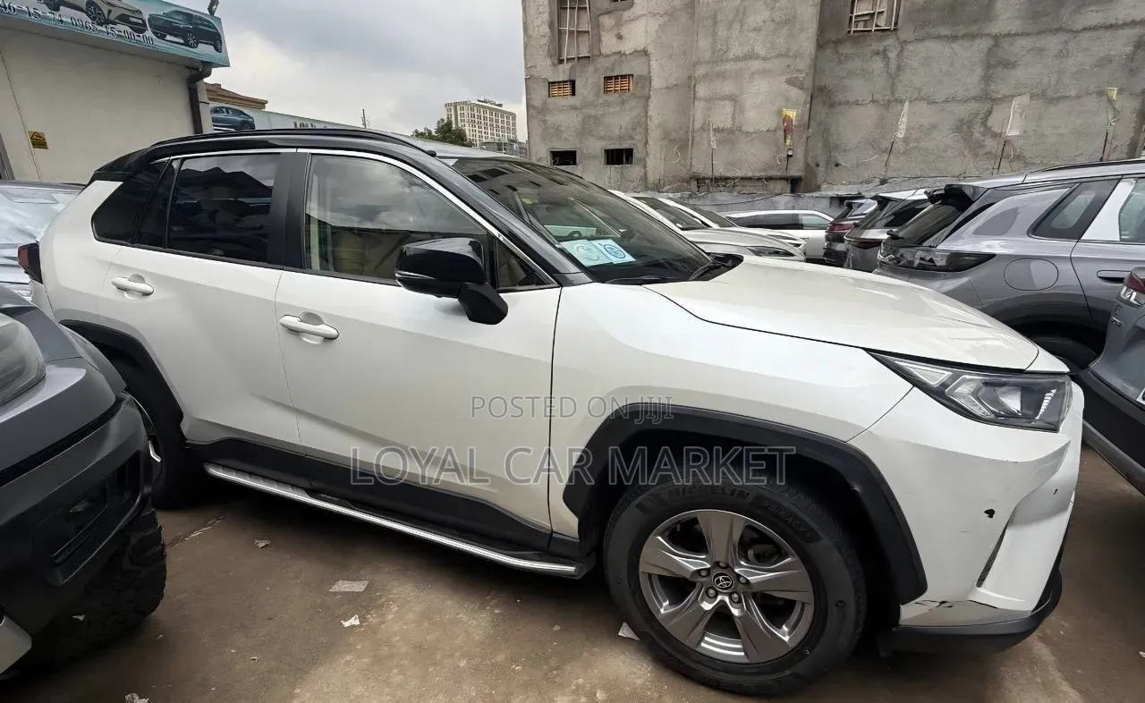 Toyota RAV4 2022 White