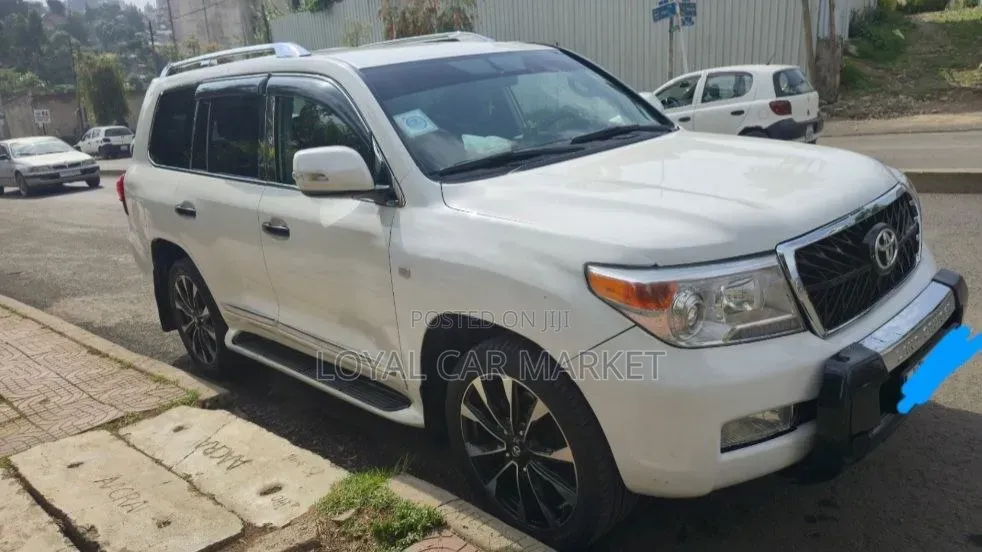 Toyota Land Cruiser 2010 White
